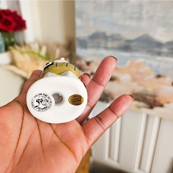 New RARE 1992 Five & Dime Tourist Man With Suitcase Salt & Pepper Shaker. - Picture 9 of 15